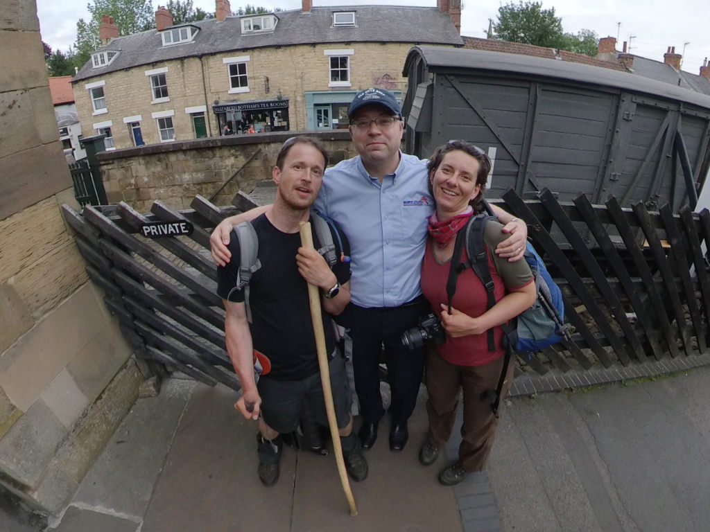 Manu, Ian & Markus im Bahnof in Pickering