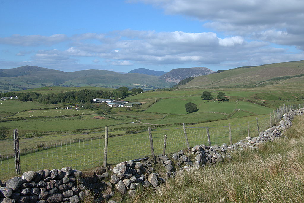 Low Cock How Farm eingebettet in grüne Hügel