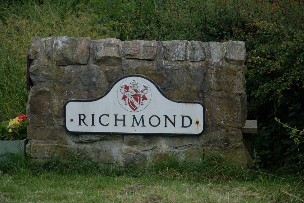 Eine kleine Mauer mit der Aufschrift "Richmond"