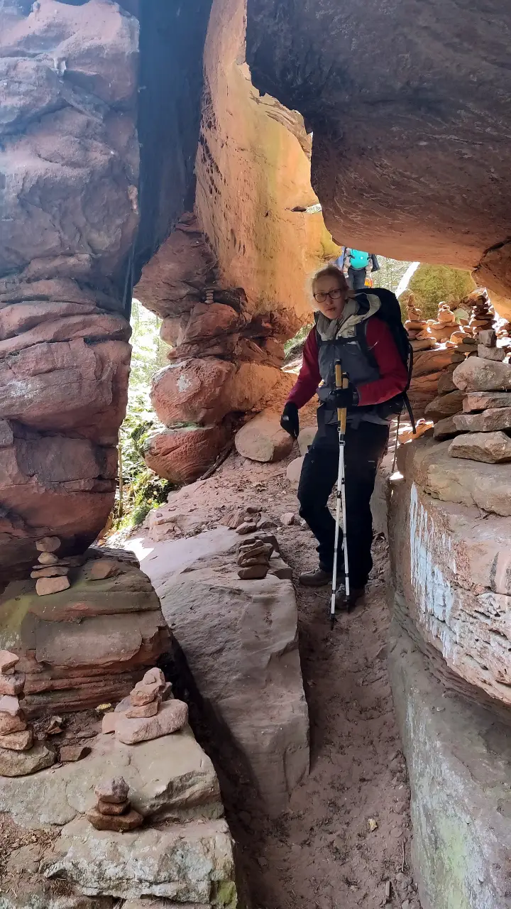 Lütti on a small path through a crevice.