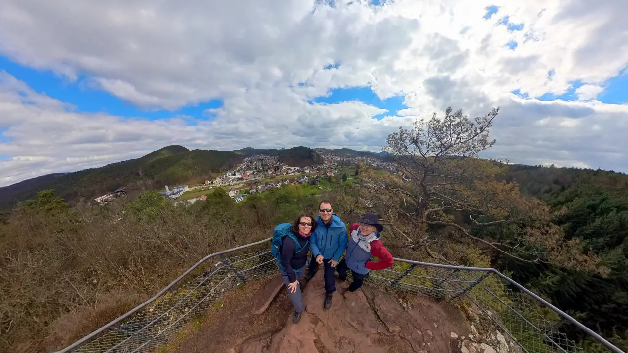 View from the Sängerfelsen towards Dahn. Manu, Lütti und Markus in the foreground for a selfie
