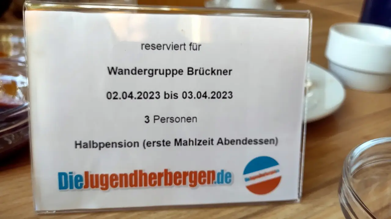 A sign refering to the "hiking group Brückner" on a table