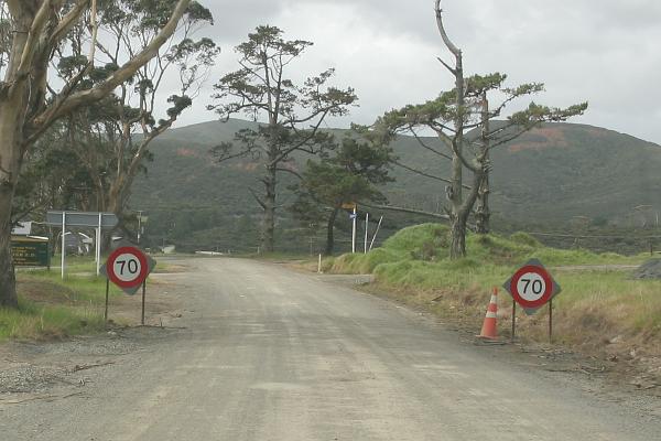 Geschwindigkeitsbegrenzung 70 an einem (breiten) Feldweg