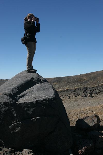 Anja auf einem Stein beim Fotografieren