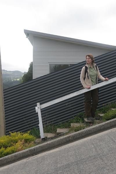 Manu an einem sehr steilen Stück Straße