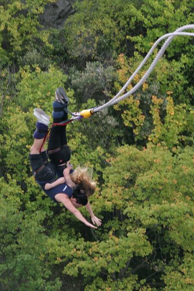 Zwei Frauen beim gemeinsamen Bungeesprung