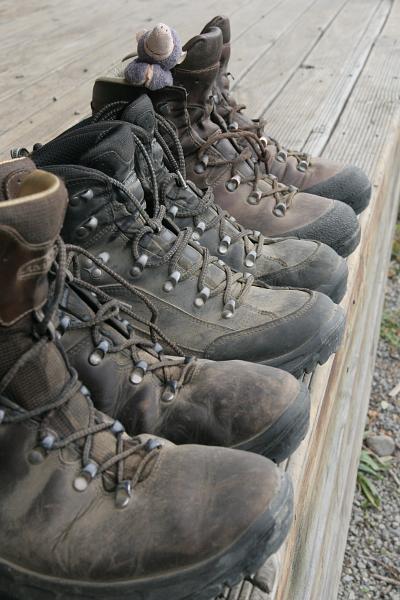 Unsere dreckigen Wanderschuhe in einer Reihe