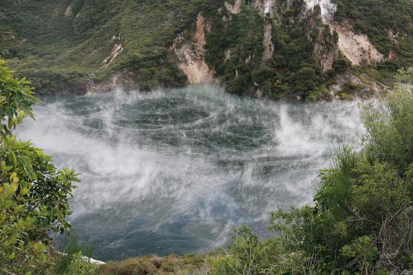 Blick von oben auf einen dampfenden See