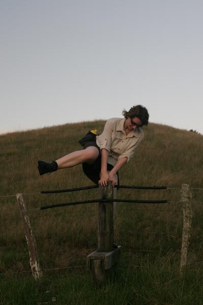 Manu klettert über einen Drahtzaun