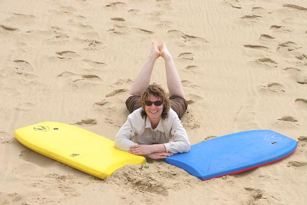 Manu zwischen unseren beiden Sandboards, eins gelb, eins blau