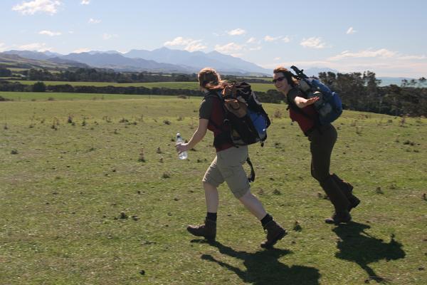 Manu & Anja rennen mit ausgebreiteten Armen durch den Wind