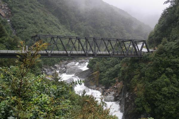 Brücke über einen wilden Fluss