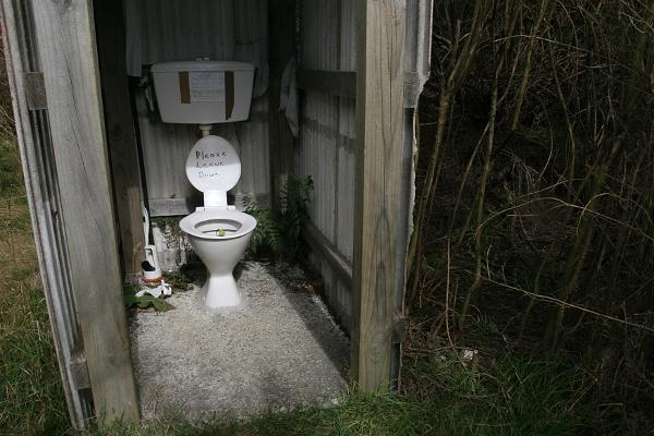 Das Klo auf Mt. Wilson mit dem ganz kleinen GG auf der Brille