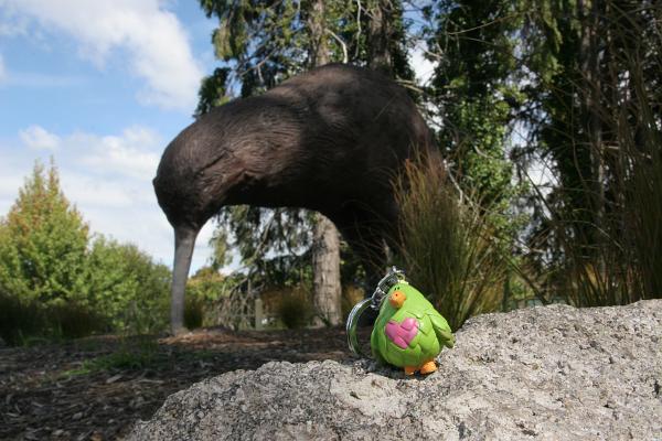GG mit einer großen Kiwiskulptur im Hintergrund