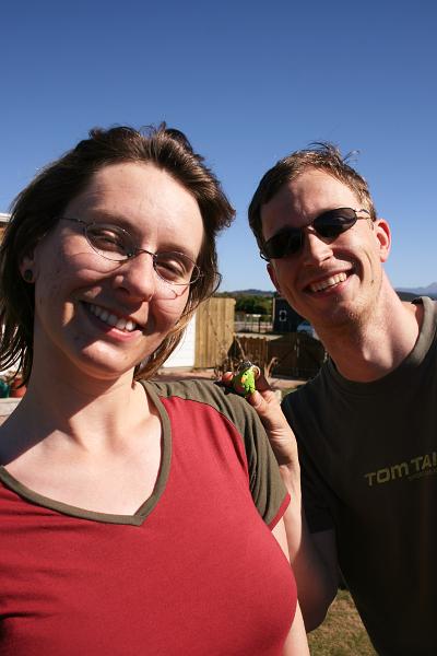 Markus hält GG auf Manus Schulter in die Kamera