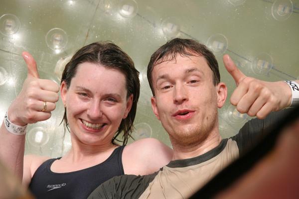 Manu und Markus im Zorb mit Daumen nach oben