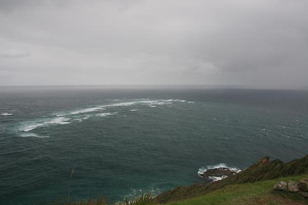 Eine weiße Linie aus brechenden Wellen mitten im Meer