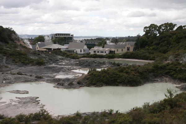 Ein paar Wohnhäuser direkt hinter einigen Thermalseen