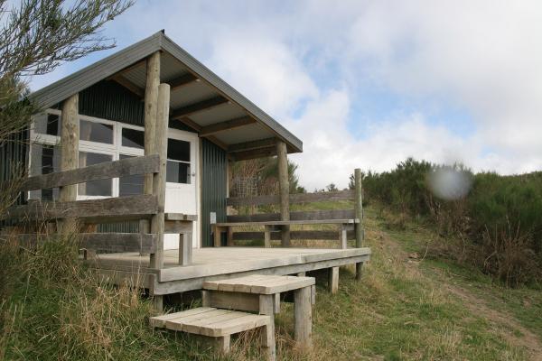 Eine Schutzhütte mit Terrasse