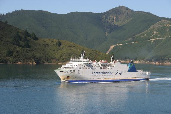 Eine Interislander-Fähre vor Bergen im Queen-Charlotte-Sound