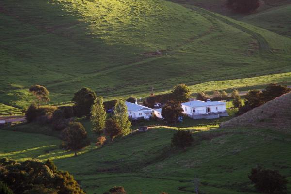 Blick aus der Ferne auf zwei einsam gelegene Farmhäuser