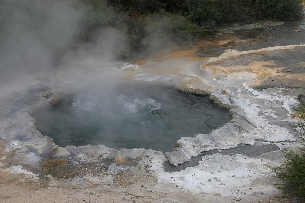 Ein kleiner, sprudelnd kochender Teich