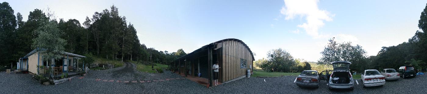 Ein Panorama zweier Gebäude am Waldrand