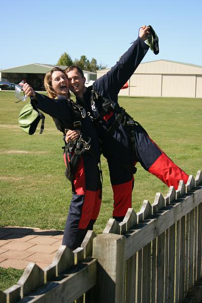 Manu & Markus umarmen sich und jubeln nach dem Sprung