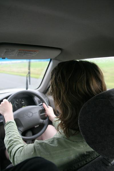 Manu am Steuer eines Rechtslenkers