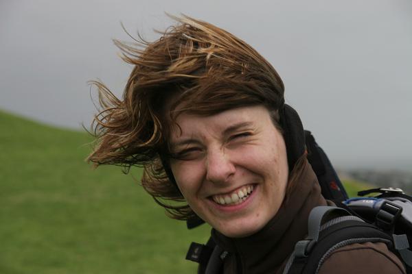 Portrait von Manu, Haare fliegen im Wind