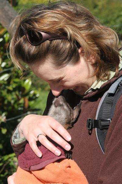 Manu mit einem Wallaby-Baby auf dem Arm