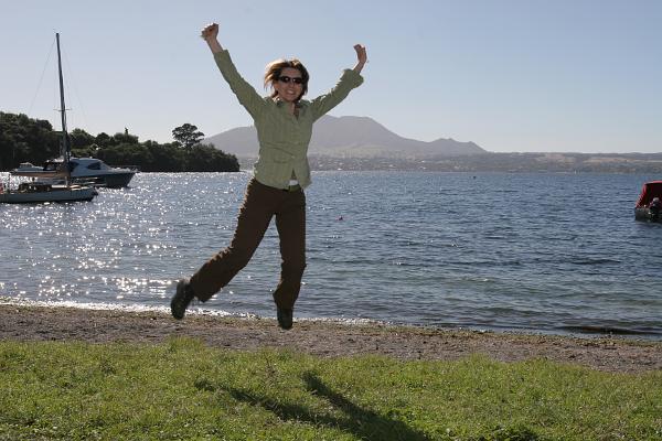 Manu beim Luftsprung mit Lake Taupo im Hintergrund