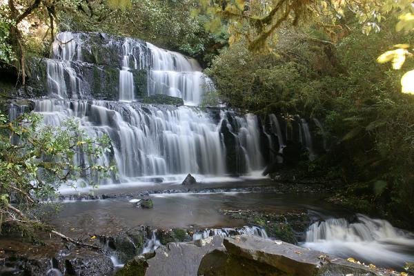 Kleine, stufenförmige Wasserfälle in Langzeitbelichtung