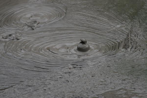 Eine platzende Schlammblase