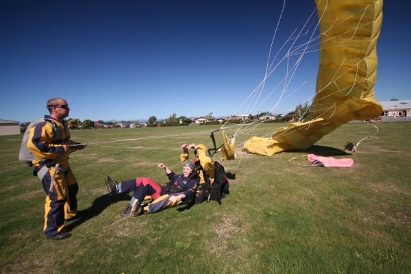 Anja bei der Landung. Der Schirm schwebt noch halb geöffnet zu Boden