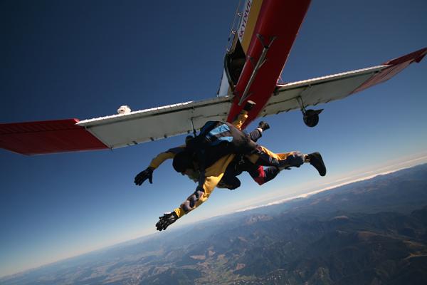 Manu mit ihrem Tandemmaster beim Absprung aus dem Flugzeug