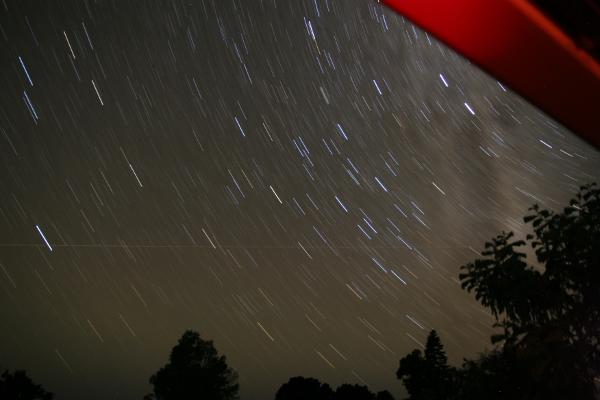 Eine Langzeitbelichtung des Sternenhimmels mit den charakteristischen Kreissegmenten