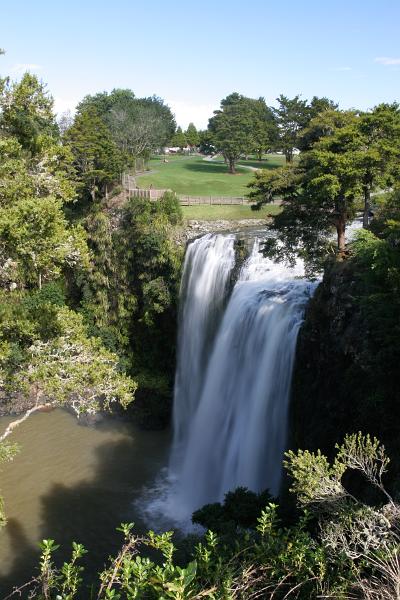 Blick von schräg oben auf die Whangarei Falls