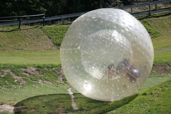 Ein Zorb, der den Berg herunterrollt