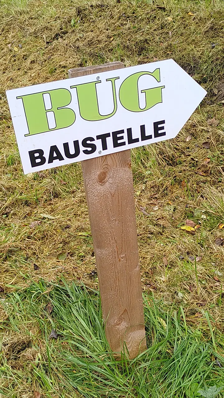 Ein Wegweiser mit der Aufschrift "BUG Baustelle"