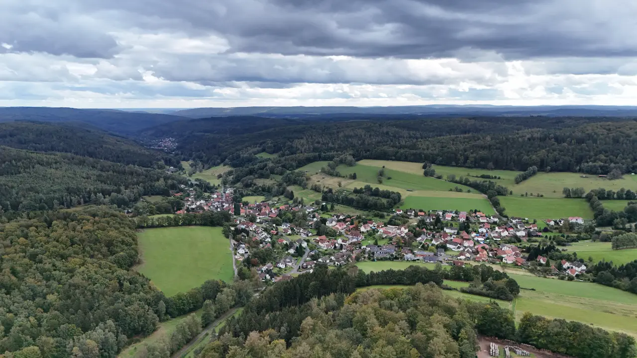 Blick aus der Luft über das Flörsbachtal mit Flörsbach im Vordergrund