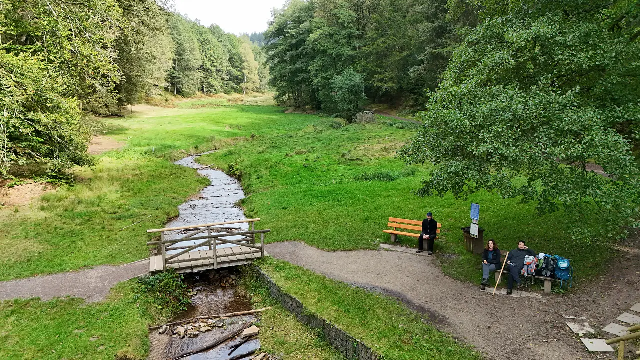 Wir drei aus der Luft fotografiert bei einer Pause auf einer Bank an einem Bach. Im Hintergrund ersteckt sich das Tal der Hasel bei Bad Orb.