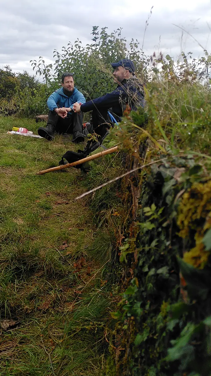 Marcus & Markus sitzen in den Gemäuern der Ruine Beilstein in eine Unterhaltung vertieft