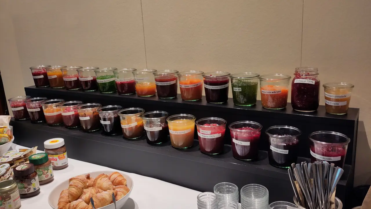 27 Gläser mit hausgemachter Marmelade am Büffet