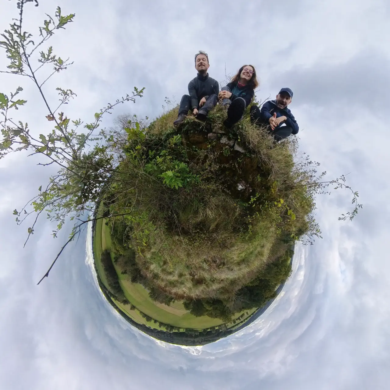 360° Tiny Planet Panorama, mit uns scheinbar über den Rand der Kugel auf die Kamera schauend