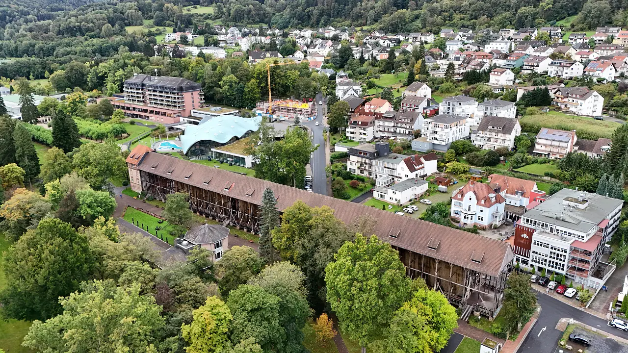 Ein Teil des Kurparks von Bad Orb mit dem großen Gradierwerk. Im Hintergrund sind Teile der Stadt zu sehen.