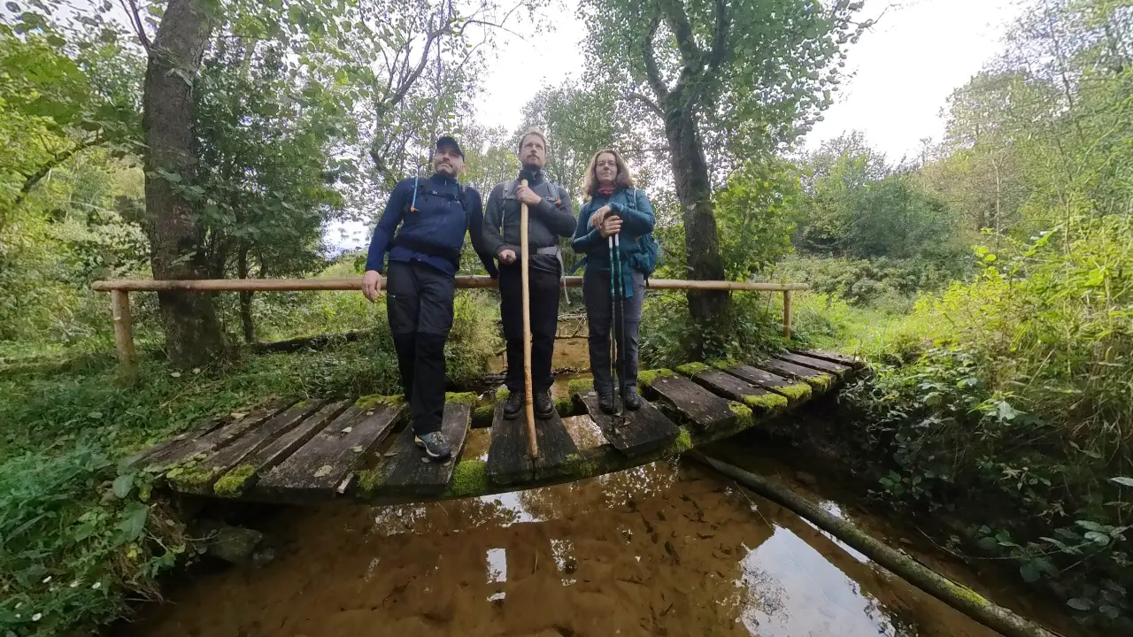 Wir drei auf einer alten Holzbrücke über den Lohrbach umgeben von Bäumen