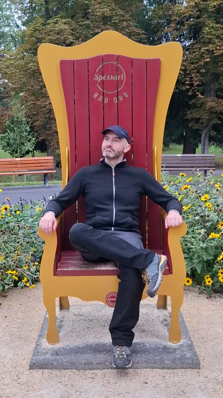Marcus auf einem großen Thron im Kurpark