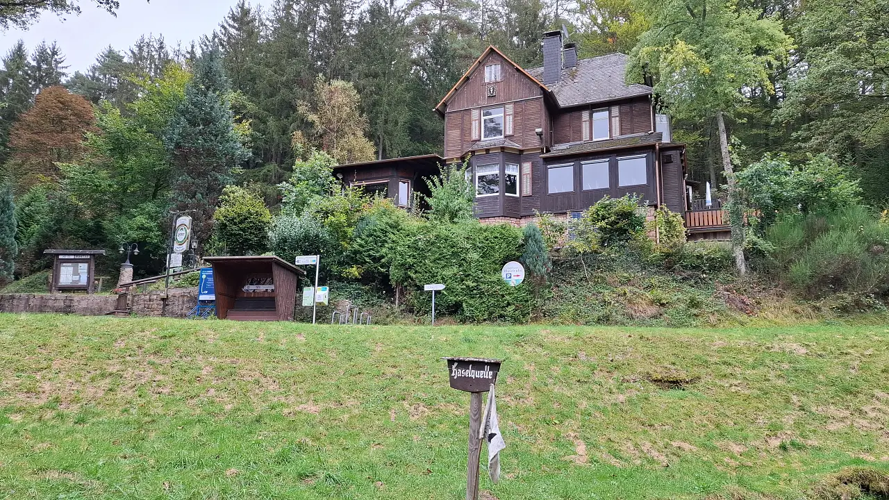 Ein rustikales Gasthaus im Wald